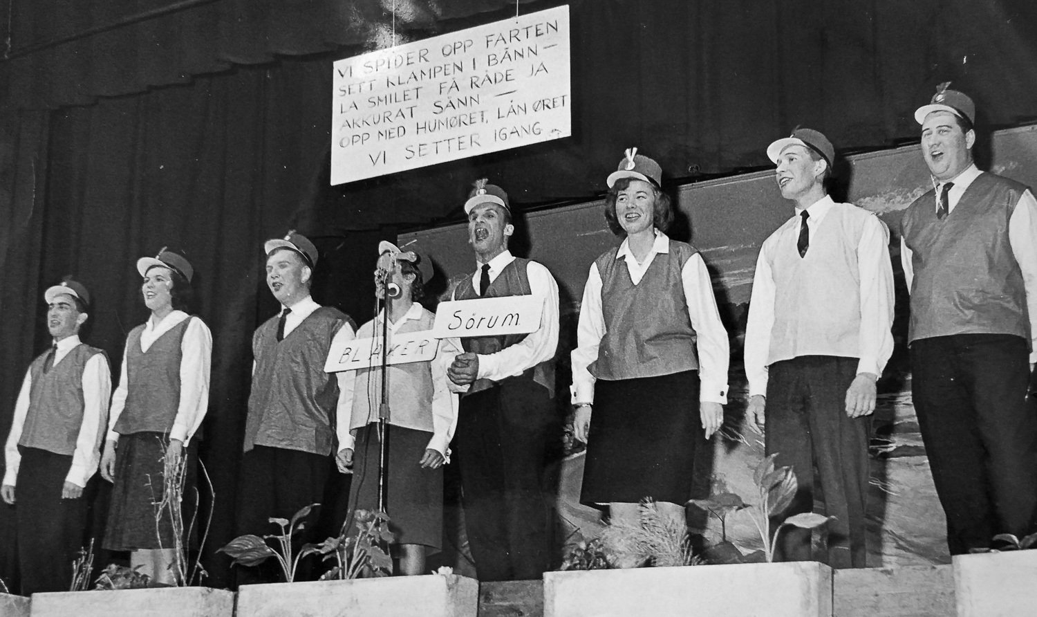DESEMBER-bildet er fra revyen «Opp med humøret» 