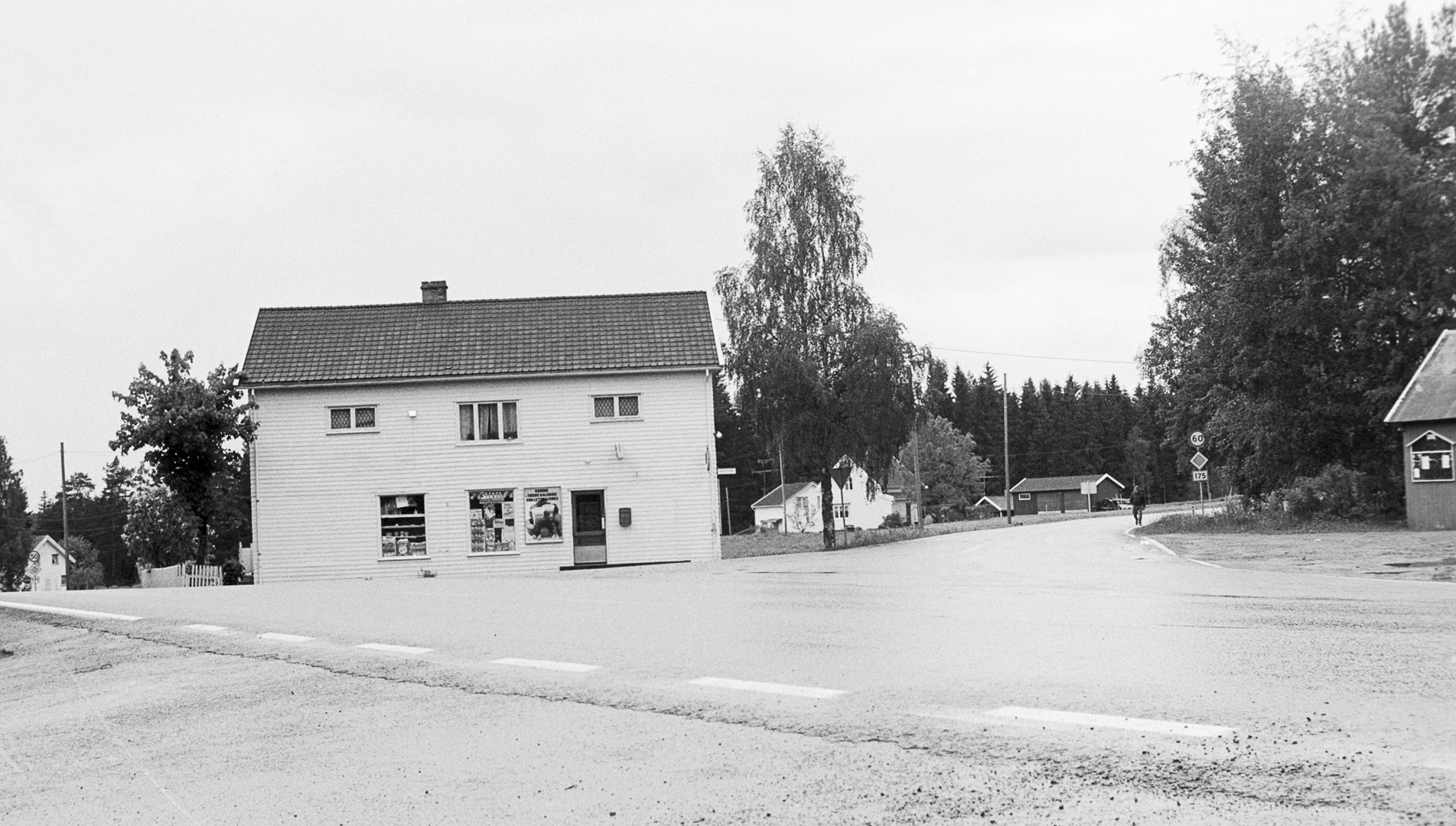 DESEMBER-bildet viser Hellne Landhandleri 